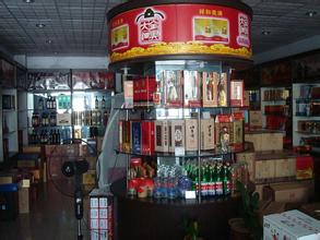 楊芬港元隆名煙名酒 一站式日用百貨與寵物食品購物目的地