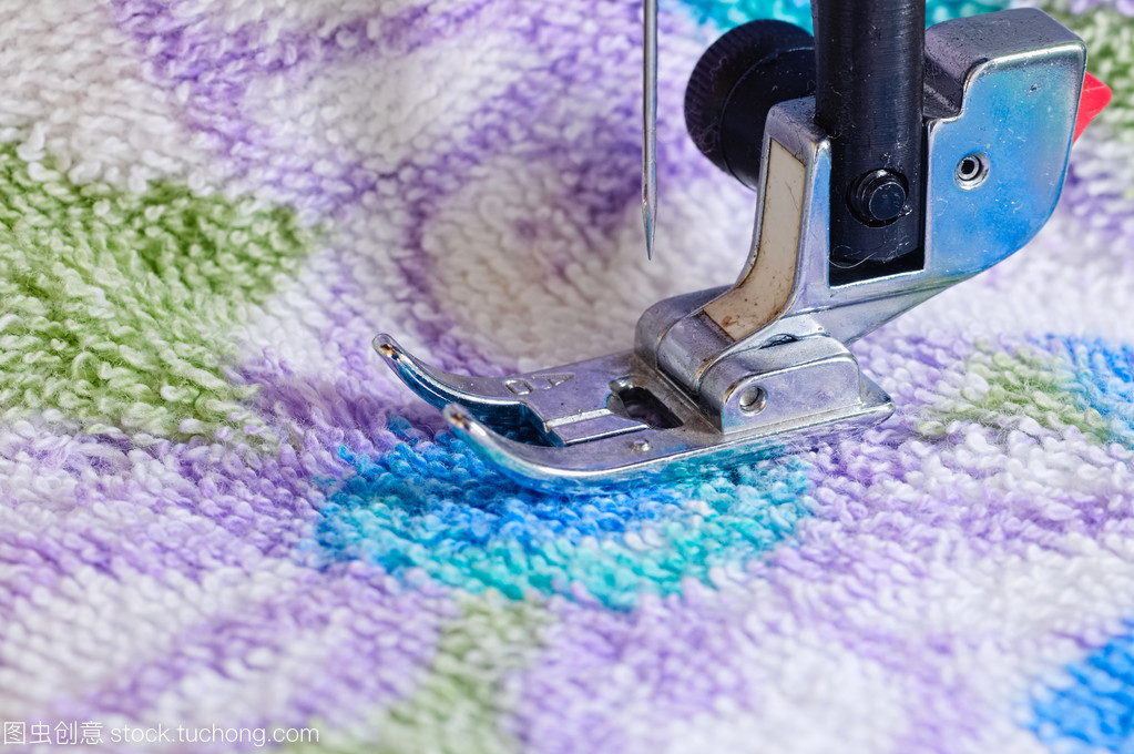 針線交響曲 服飾研發(fā)中縫紉機(jī)針與織物的微觀對(duì)話